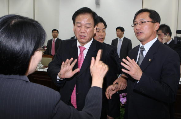 국정감사 첫 날인 6일 오전 서울 세종로 정부중앙청사에서 열린 정무위원회의 국무총리실 국정감사가 증인채택 문제로 파행 끝에 정회되자 영야 의원들이 책임공방을 벌이며 말싸움을 하고 있다.  왼쪽부터 박선숙 민주당 의원, 박종희 한나라당 간사 의원, 신학용 민주당 간사 의원, 권택기 한나라당 의원.  김종수 기자 jongsoo@hani.co.kr