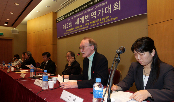 한국 문학 전문 번역가와 작가들이 9일 오전에 만나 토론을 벌이고 있다. 오른쪽부터 번역가인 한매(중국 산둥대 교수)·브루스 풀턴(캐나다 브리티시 컬럼비아대 교수)·안우식(일본 오비린대 명예교수)씨와 사회를 맡은 김성곤 서울대 영문과 교수, 소설가 윤흥길·박범신·최윤씨다.  
김명진 기자 <A href="mailto:littleprince@hani.co.kr">littleprince@hani.co.kr</A>