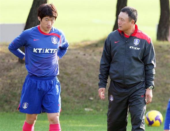 허정무 축구 국가대표팀 감독이 9일 경기도 파주 NFC(대표팀트레이닝센터)에서 훈련시작에 앞서 박지성과 얘기를 나누고 있다.  파주/연합뉴스