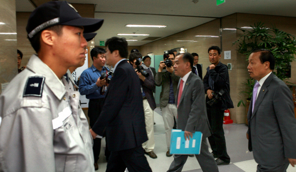 국회 문화체육관광방송통신위의 국정감사가 감사장 주변에 배치된 경찰 병력 문제 등으로 파행을 빚은 9일 오전 경찰이 지키고 있는 서울 세종로 방송통신위원회 회의실로 한나라당 의원들이 들어가고 있다.  이종근 기자 root2@hani.co.kr