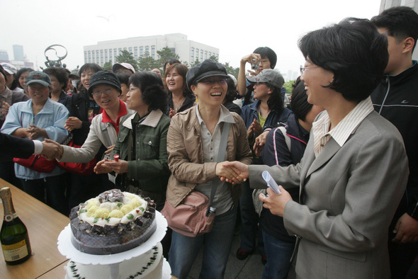 입학거부, 특수학급 설치 거부, 수련회나 수학여행 등 교외 활동 배제 등 기왕에 흔했던 장애학생에 대한 차별은 이제 ‘불법’이다. 이 모두를 법으로 금지한 ‘장애인 등에 대한 특수교육법’이 올해 5월 시행됐지만 학교 현장은 변화가 없다. 목졸린 법이 살아남을 수 있을까. 사진은 지난해 ‘장애인 등에 대한 특수교육법’ 국회 통과 뒤 자축하는 학부모들. 김종수 기자 jongsoo@hani.co.kr