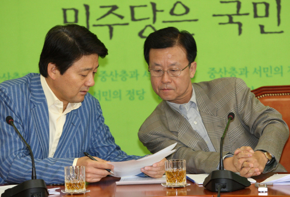 원혜영 민주당 원내대표(오른쪽)가 12일 오전 국회에서 열린 국정감사대책회의에서 서갑원 원내수석 부대표와 이야기하고 있다.  강창광 기자