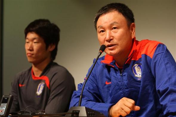 허정무 감독(오른쪽)이 아랍에미리트연합(UAE)과의 경기를 하루 앞둔 14일 서울월드컵경기장에서 열린 기자회견에서 박지성(맨체스터 유나이티드)과 함께 앉아 질문에 답하고 있다.   연합뉴스