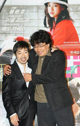 15일 오후 용산 CGV에서 열린 한국, 프랑스, 일본 합작 옴니버스 영화 '도쿄!'의 언론 시사회에서 '흔들리는 도쿄'편의 봉준호 감독과 배우 카가와 테루유키가 다정한 포즈 요청에 재미있는 동작을 취하고 있다.연합뉴스