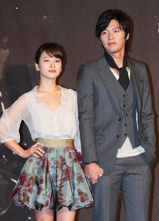 송혜교-현빈, 우리는 PD 커플 = 20일 오후 JW 메리어트 호텔에서 열린 KBS 새 월화 드라마 ‘그들이 사는 세상’ 제작발표회에서 배우 송혜교(왼쪽)와 현빈이 포즈를 취하고 있다. (연합뉴스) 송혜교-현빈, 우리는 PD 커플 = 20일 오후 JW 메리어트 호텔에서 열린 KBS 새 월화 드라마 ‘그들이 사는 세상’ 제작발표회에서 배우 송혜교(왼쪽)와 현빈이 포즈를 취하고 있다. (연합뉴스)