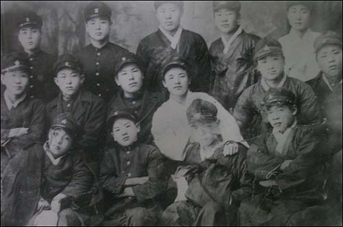 왕재일, 장재성 등 15명의 광주지역 학생들이 비밀결사조직 ‘성진회’ 결성을 기념하는 사진이다. 성진회는 1926년 11월 3일 결성되었다.  ⓒ 광주학생운동동지회