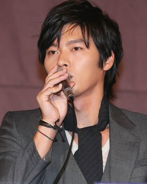 현빈, 2년만에 드라마 복귀해요 = 20일 오후 JW 메리어트 호텔에서 열린 KBS 새 월화 드라마 ‘그들이 사는 세상’ 제작발표회에서 배우 현빈이 취재진의 질문에 답하고 있다. (연합뉴스)