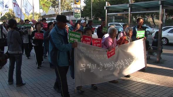 오현리 주민들이 지난 11일 국방부 앞 집회를 마치고 행진을 하고 있다. 나이든 할머니부터 어린 학생까지 행진에 참여했다. (촬영화면 캡처. 김도성 피디)