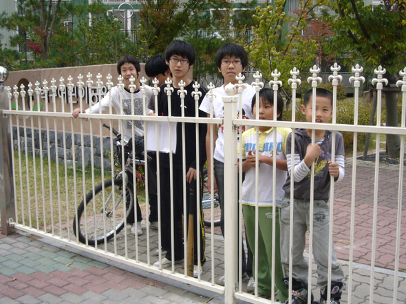  동심을 멍들게 하는 동천마을 1단지와 2단지 사이의 철제 담장. 아이들은 이해할 수 없는 갈등이 빚어지고 있다. 