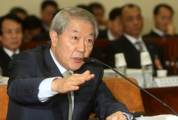이영희 노동부 장관이 20일 오전 국회에서 열린 환경노동위 국정감사에서 국정감사 사찰 논란에 대한 의원들의 질의에 답변하고 있다. 
 강재훈 선임기자 khan@hani.co.kr