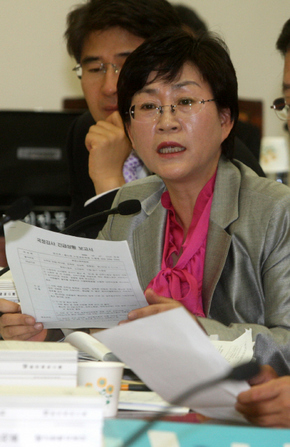 김상희 민주당 의원이 국회 환노위의 노동부에 대한 국정감사에서 이영희 노동부 장관에게 국정감사 사찰 의혹에 대해 따져묻고 있다. 
 강재훈 선임기자 khan@hani.co.kr
