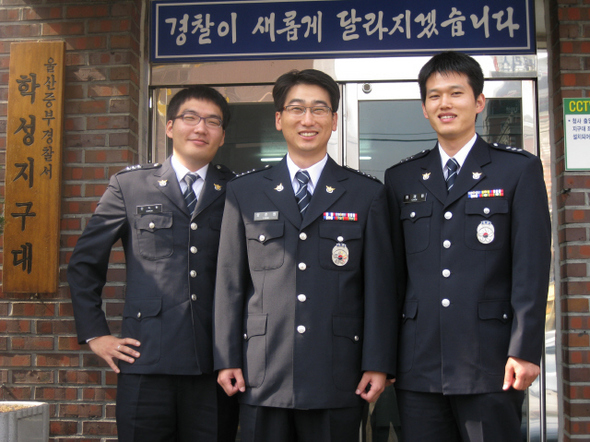석 달여 동안 잇따라 특진한 권익현 경장·양준원 경사·최재원 경장(왼쪽부터)이 21일 학성지구대에서 서로를 축하하며 활짝 웃고 있다.