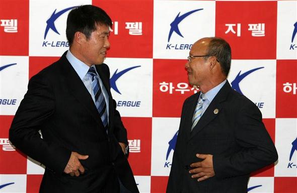 차범근(왼쪽) 수원 감독과 박항서 전남 감독이 21일 축구회관 대회의실에서 열린 삼성 하우젠컵 결승전 공식 기자회견에서 마주보고 서있다.   연합뉴스