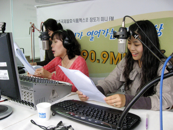 2006년에 열린 전주국제발효식품 엑스포에서 자원 활동가들이 라디오 미니 에프엠(FM) ‘장또기’를 통해 방송을 하고 있다. 전주시민미디어센터 제공
