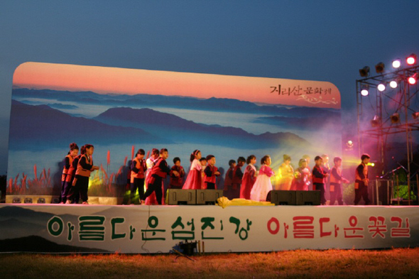 지난해 열린 제2회 지리산 문화제에서 어린이들이 노래와 율동을 선보이고 있다. 
 지리산생명연대 제공