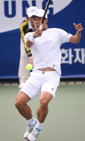 이형택이 23일 올림픽공원 테니스코트에서 열린 삼성증권배 국제남자챌린저테니스대회 2라운드에서 마티유 몽쿠르(프랑스)를 상대로 강력한 포핸드 스트로크를 구사하고 있다.   연합뉴스