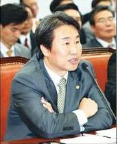 신재민 차관은 국정원 차장이 참석한 지난 8월11일 조찬모임 참석 여부를 묻는 이종걸 민주당 의원의 질의에 팔짱을 끼고 답하고 있다.  강창광 기자 chang@hani.co.kr