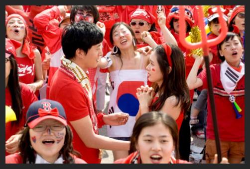 영화 <아내가 결혼했다> 한 장면. 덕훈은 인애를 결혼의 울타리에 가두어 두기위해 청혼한다. 영화 <아내가 결혼했다> 한 장면. 덕훈은 인애를 결혼의 울타리에 가두어 두기위해 청혼한다.