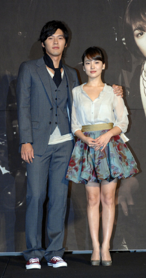  현빈(왼쪽)  송혜교(사진 오른쪽)