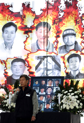 전국비정규노동자대회가 26일 오후 서울 마로니에 공원에서 열려, ‘이용석 열사 정신계승사업회’ 회장인 임성규 공공운수연맹 위원장이 비정규 노동자로 살다 숨진 이들의 사진 앞에서 추모사를 하고 있다. 
 박종식 기자 anaki@hani.co.kr