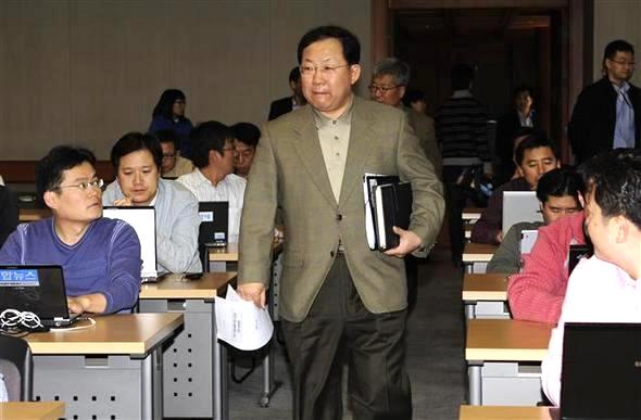 26일 오후 청와대박병원경제수석이 이날 오전 청와대에서 열린 이명박대통령주재 긴급경제장관회의 결과를 백브리핑하기위해 춘추관에 들어서고 있다.2008.10.26청와대사진기자단