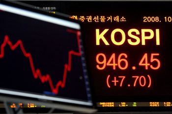 서울 영등포구 여의도동 증권선물거래소에 설치된 모니터가 27일 오후 코스피 지수가 한때 900선이 무너진 뒤 946.45포인트로 마감된 상황을 보여주고 있다. 김종수 기자 jongsoo@hani.co.kr
