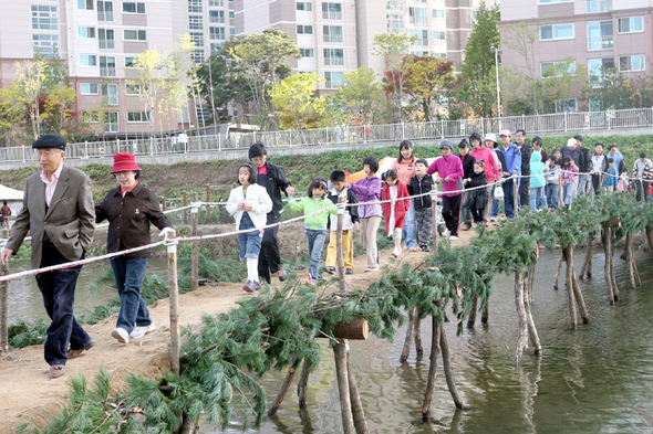 전주 섶다리 만들기 시민모임이 26일 전주시내 전주천에 설치한 섶다리에 시민들의 발길이 이어지고 있다.