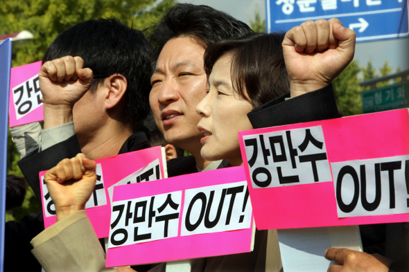 28일 오전 서울 청운동 청와대 들머리에서 경실련 회원들이 강만수 기획재정부 장관을 비롯한 경제팀의 전면 교체를 촉구하는 시위를 벌이고 있다.  김종수 기자 jongsoo@hani.co.kr