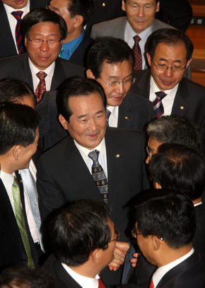 정세균 민주당 대표가 29일 오전국회 본회의에서 교섭단체 대표 연설을 마치고 소속 의원들의 인사를 받고 있다. 강재훈 선임기자 khan@hani.co.kr