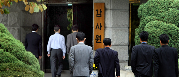 감사원 직원들이 22일 오후 서울 종로 감사원에서 점심을 한 뒤 삼삼오오 모여 휴식을 취하고 있다. 이종근 기자 root2@hani.co.kr