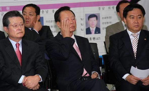피곤한 표정인 박희태 한나라당 대표(가운데)와 허태열 최고위원(왼쪽) 등 당 지도부가 29일 저녁 서울 여의도 당사 상황실에서 10·29 재보선 개표 상황을 지켜보고 있다. 연합뉴스