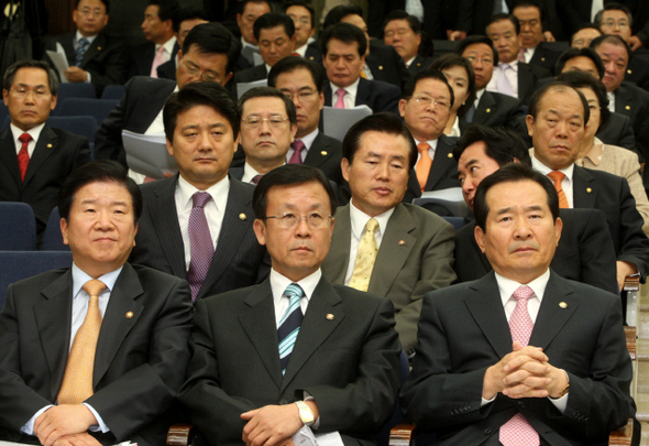 민주당 정세균 대표(앞줄 오른쪽부터)와 원혜영 원내대표 등 소속 의원들이 30일 오전 국회에서 열린 의원총회에서 김민석 최고위원의 ‘검찰 구속영장 청구에 대한 신상발언’을 듣고 있다. 
 강재훈 선임기자 khan@hani.co.kr