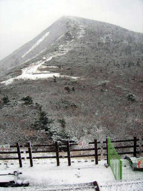 31일 오전 올 가을 들어 두 번째 내린 눈으로 설악산 대청봉 일대가 하얗게 변해있다.  속초/연합뉴스