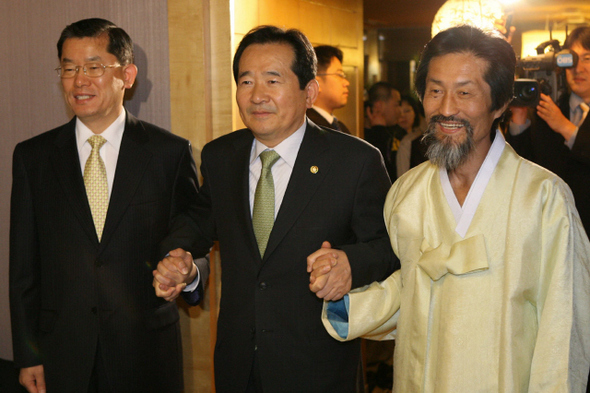 정세균 민주당 대표(가운데)와 강기갑 민주노동당 대표(오른쪽), 문국현 창조한국당 대표가 31일 오전 서울 여의도 한 호텔에서 연 조찬 회동에 앞서 손을 맞잡고 있다. 3당 대표는 “정부·여당의 민주주의 압살과 야당 말살 기도에 공동으로 대응하기로 합의했다”고 밝혔다. 강창광 기자