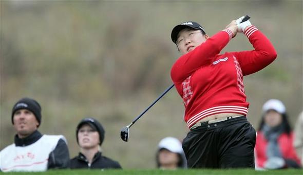 신지애가 31일 영종도 스카이72골프클럽 오션코스에서 열린 2008 미국여자프로골프투어(LPGA ) 하나은행-코오롱 챔피언십 1라운드 3번홀(파3)에서 티샷을 하고 있다. 영종도/연합뉴스