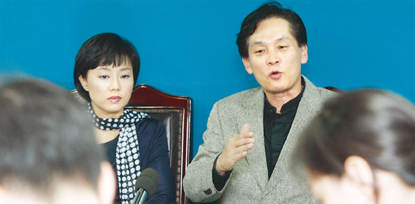 공성진 한나라당 최고위원(오른쪽)이 2일 서울 여의도 당사 기자실에서 기자간담회를 열어 “현 정부의 안착을 위해 책임의식과 소명의식, 역사의식을 가진 분들이 필요하다”며 이재오 전 의원의 복귀를 강조하고 있다. 왼쪽은 조윤선 대변인. 김진수 기자