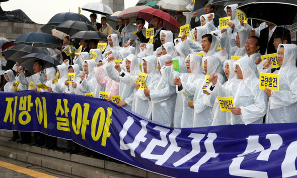 수도권 규제 완화를 반대하는 지방자치단체장, 시민단체 관계자 등이 지난 22일 오후 국회 본청 계단에서 지역균형발전 이행 촉구대회를 열었다.  강재훈 선임기자 khan@hani.co.kr