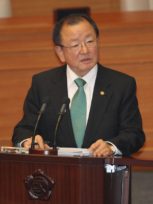 강만수 기획재정부 장관이 7일 오후 국회 본회의에서 이종걸 민주당 의원이 사퇴를 요구하자 굳은 표정을 짓고 있다. 강창광 기자 chang@hani.co.kr