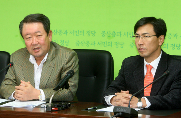 박주선 민주당 최고위원(왼쪽)과 안희정 최고위원이 9일 오전 서울 여의도 당사에서 국가균형발전에 관해 기자간담회를 하고 있다.  강재훈 선임기자 khan@hani.co.kr
