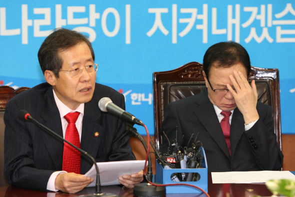 홍준표 한나라당 원내대표(왼쪽)가 10일 최고위원회의에서 “한－미 자유무역협정 비준은 12월 공청회 뒤 바로 처리되어야 한다”고 말하고 있다. 오른쪽은 박희태 대표.  강창광 기자