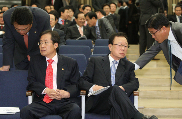 박희태 한나라당 대표(앞줄 오른쪽 앉은 이)와 홍준표 원내대표가 11일 오후 국회에서 ‘한－미 자유무역협정 비준동의안’ 처리 관련 논의를 하려고 연 의원총회에서 김정권 원내대변인(맨 오른쪽)·정진석 의원과 각각 이야기하고 있다.  강창광 기자