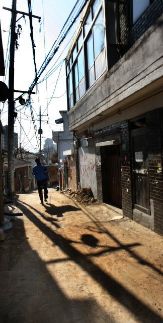 다음달 철거를 앞두고 있는 서울 마포구 염리동 뉴타운 지역 골목길에서 종이 상자를 든 한 주민이 걸어가고 있다. 김진수 기자 jsk@hani.co.kr