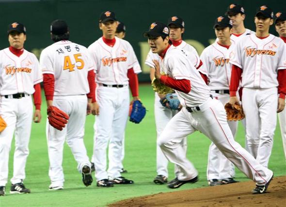 김광현이 아시아시리즈를 앞두고 12일 일본 도쿄돔에서 실시한 수비훈련에서 투수 앞 땅볼을 잡기 위해 달려가고 있다.   도쿄/연합뉴스