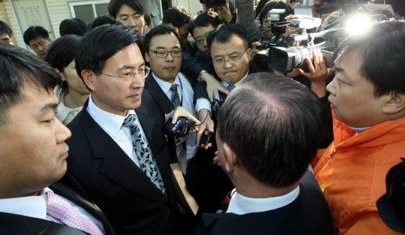 검찰수사관들이 12일 오후 서울 영등포구 민주당 당사를 찾아 농성 중인 김민석 최고위원에 대한 구인영장을 집행하려고 하자, 민주당 당원들이 이를 막고 있다. 박종식 기자 anaki@hani.co.kr