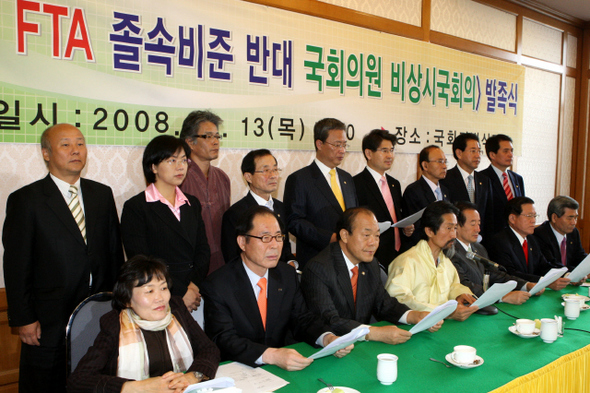 민주당·자유선진당·민주노동당 등 야3당과 무소속 의원들이 13일 오전 국회에서  ‘한－미 자유무역협정 졸속 비준 반대 국회의원 비상시국회의’ 발족식을 열고 여당의 비준동의안 선비준 방침 철회를 요구하는 공동성명을 발표하고 있다.  강재훈 선임기자 khan@hani.co.kr