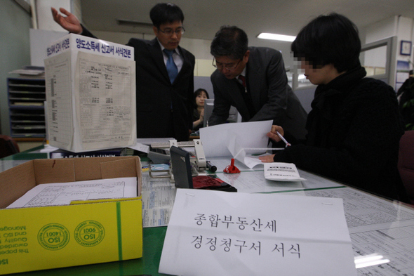 헌법재판소가 종합부동산세 일부 위헌 판결을 낸 다음날인 14일 오전 서울 강남세무서에서 주민들이 종부세 경정청구서를 작성하고 있다.  
 신소영 기자 viator@hani.co.kr
