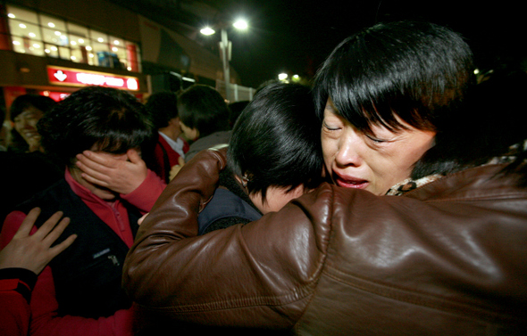 이랜드 일반노동조합 이경옥 부위원장(오른쪽 두 번째)이 14일 저녁 서울 마포 홈플러스 월드컵점에서 열린 마지막 투쟁문화제에서 복직이 허용된 다른 노조원들을 부둥켜안은 채 울고 있다. 이 부위원장은 노조와 삼성테스코(홈플러스) 사이에 체결된 파업종결 합의안에 따라 자진퇴사를 해 복직이 안 됐다.
 이종근 기자 <A href="mailto:root2@hani.co.kr">root2@hani.co.kr</A>