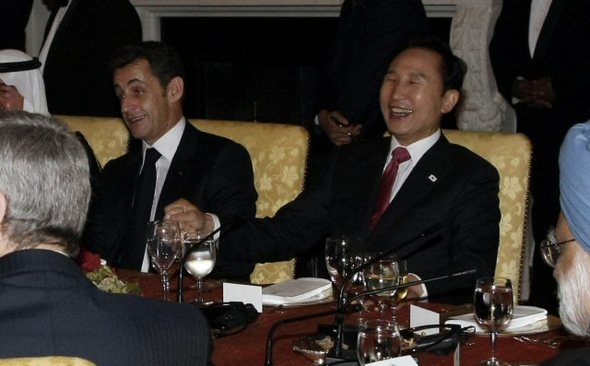 G20 세계금융정상회의 참석차 미국을 방문중인 이명박 대통령이 14일 오후 (한국시간 15일 오전) 미국 워싱턴 백악관에서 열린 환영만찬에 참석, 사르코지 프랑스 대통령과 손을 잡고 이야기를 나누고 있다. (워싱턴=연합뉴스)