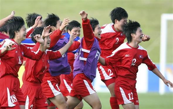 북한 여자축구 대표선수들이 16일 뉴질랜드 오클랜드 노스하버스타디움에서 열린 2008 국제축구연맹(FIFA) 17살 이하(U-17) 여자월드컵 결승전에서 연장 접전 끝에 우승한 뒤 경기장에 몰려나와 환호하고 있다.  오클랜드/AP 연합