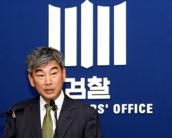 최재경 대검찰청 수사기획관이 17일 오후 서울 서초동 대검 기자실에서 ‘공기업 및 국가보조금 비리’에 대한 수사 결과를 발표하고 있다. 
 신소영 기자 viator@hani.co.kr
